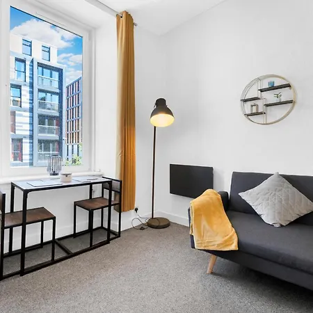 Modern & Spacious 1 Bedroom - Close To Centre - Sleeps Up To 3 Guests