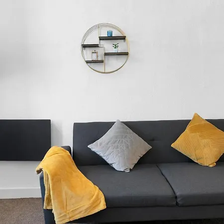 Apartment Modern & Spacious 1 Bedroom - Close To Centre - Sleeps Up To 3 Guests *
