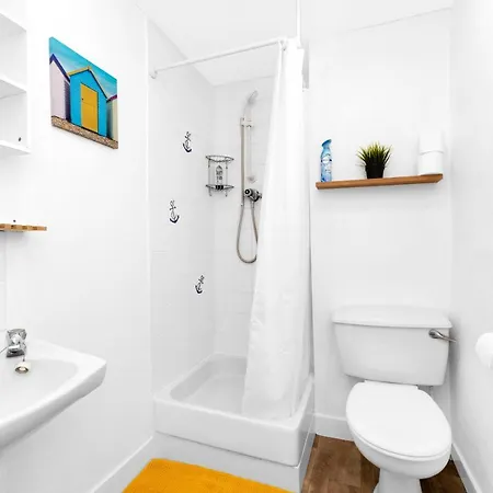 Modern & Spacious 1 Bedroom - Close To Centre - Sleeps Up To 3 Guests