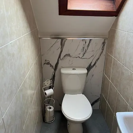 4 Bed Near Airport