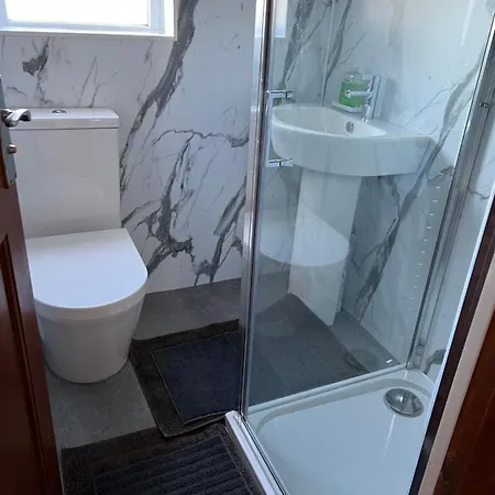 4 Bed Near Airport Сasa de vacaciones Edimburgo