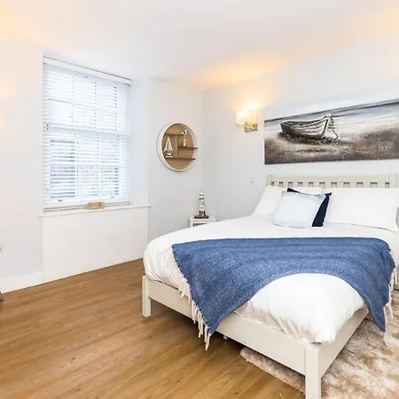 Luxury Modern 3 Bedroom In Centre