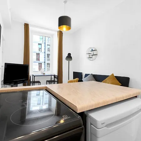 Modern & Spacious 1 Bedroom - Close To Centre - Sleeps Up To 3 Guests