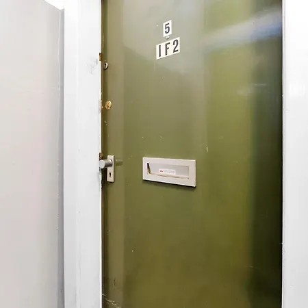 Modern & Spacious 1 Bedroom - Close To Centre - Sleeps Up To 3 Guests Apartment *