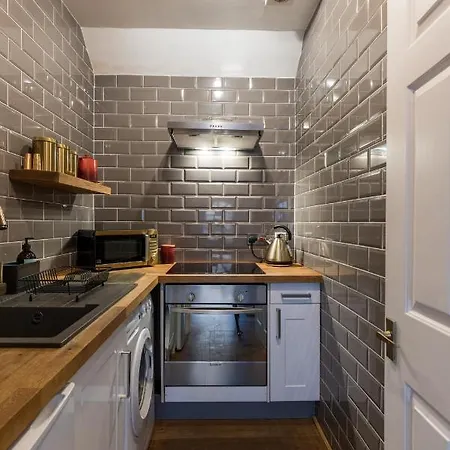 Joivy Contemporary With Free Parking Holiday home *