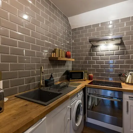 Joivy Contemporary With Free Parking Holiday home *