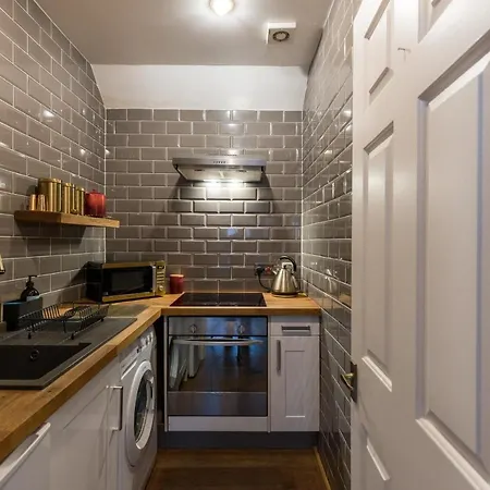 Joivy Contemporary With Free Parking Holiday home