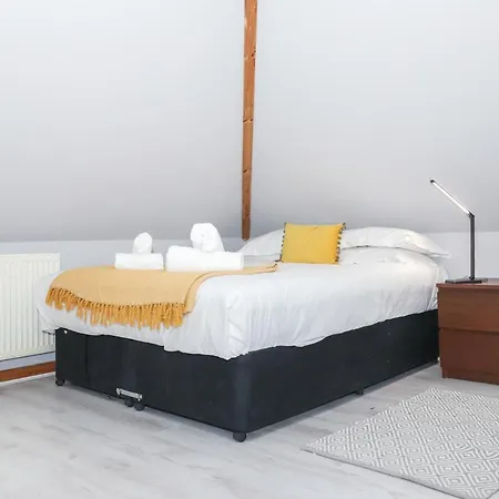 Beautiful 4 Bedroom - Ideal Location - Free Parking Edinburgh