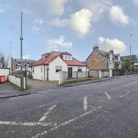 Beautiful 4 Bedroom - Ideal Location - Free Parking Holiday home Edinburgh