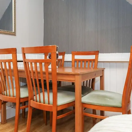 Beautiful 4 Bedroom - Ideal Location - Free Parking Holiday home *