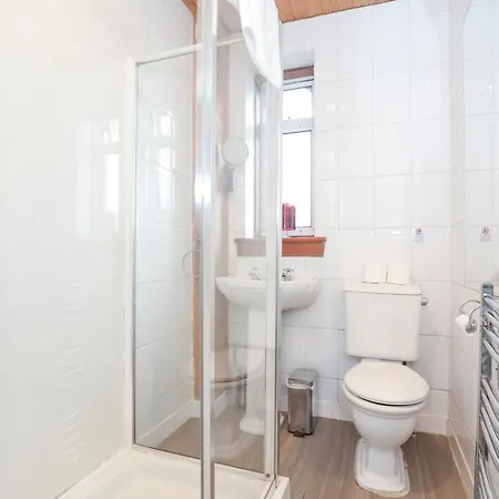 Beautiful 4 Bedroom - Ideal Location - Free Parking *