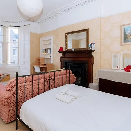 Spacious 4 Bedroom Near The Meadowsold Town *