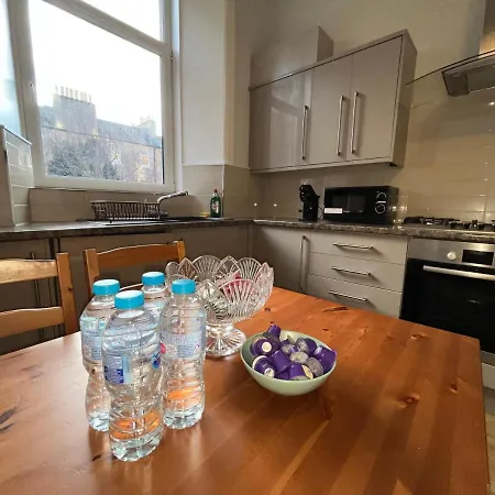 Bright 3 Bedroom דירה *