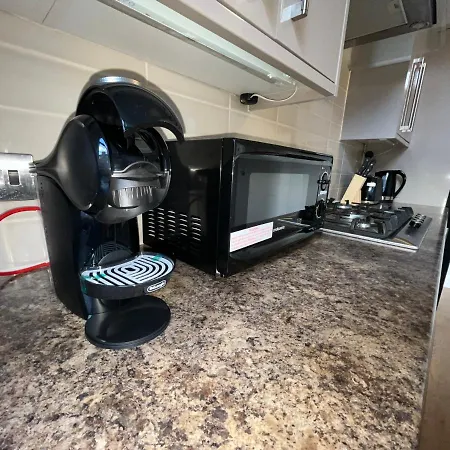 Bright 3 Bedroom דירה