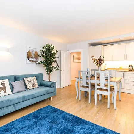 Luxury Modern 3 Bedroom In Centre *