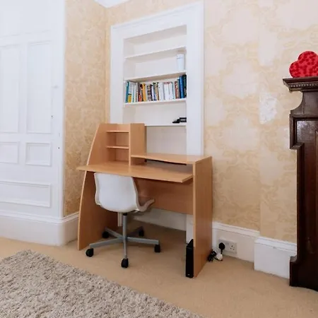 Spacious 4 Bedroom Near The Meadowsold Town Apartament *