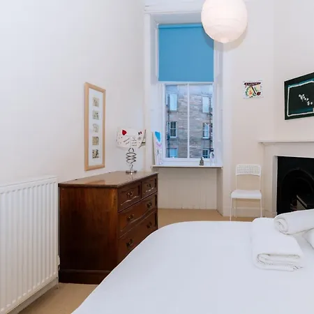 Spacious 4 Bedroom Near The Meadowsold Town Apartament *