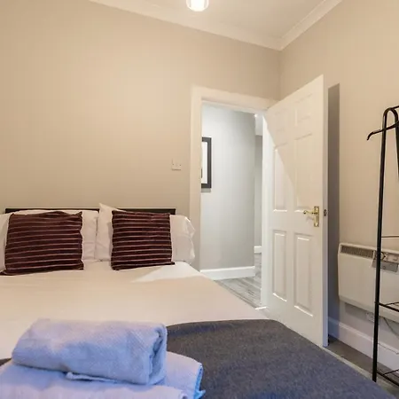 Two Bedroom Within Walking Distance To Centre Apartment *