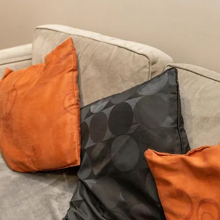 Two Bedroom Within Walking Distance To Centre Apartment *