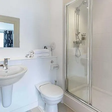 Modern 2 Bed With Stunning Seaside View 아파트 *