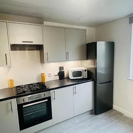 Superb 2 Bedroom With Free Parking דירה