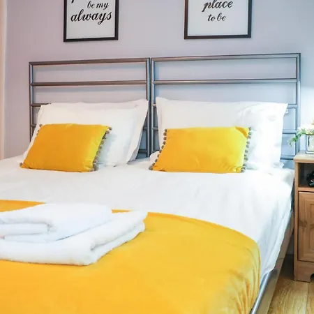 Beautiful 4 Bedroom - Ideal Location - Free Parking *