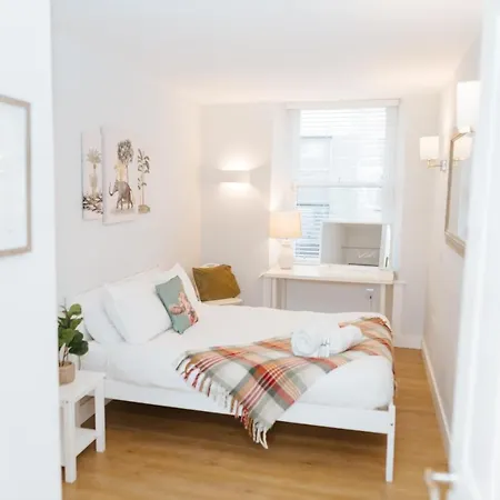 Luxury Modern 3 Bedroom In Centre *