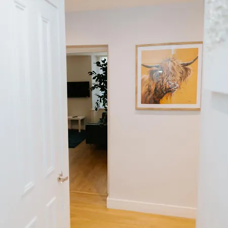 Luxury Modern 3 Bedroom In Centre *