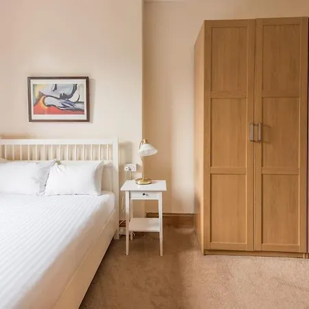 Beautiful 2 Bed 2 Bath Flat Overlooking Meadows Park شقة