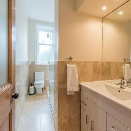 شقة Beautiful 2 Bed 2 Bath Flat Overlooking Meadows Park إدنبرة