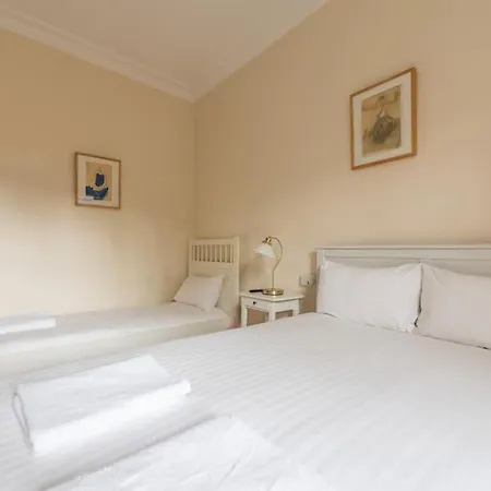 Beautiful 2 Bed 2 Bath Flat Overlooking Meadows Park