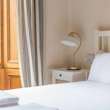 Beautiful 2 Bed 2 Bath Flat Overlooking Meadows Park