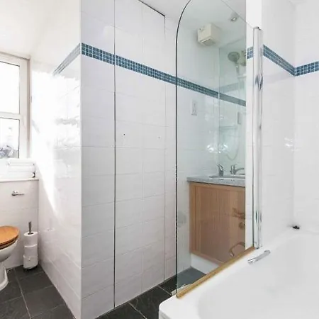 Fraoch House 4*