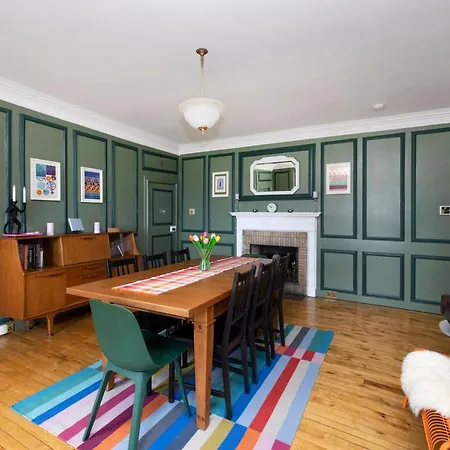 Joivy Eclectic Near Castle Edynburg