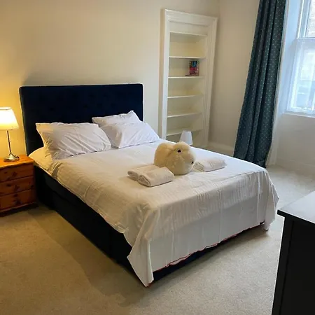 アパート Fantastic Location 10 Mins To Princes Street- 15 To Royal Mile- Main Door-patio エディンバラ