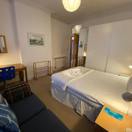 Altido Classic 3br Moments From Haymarket Station Daire *