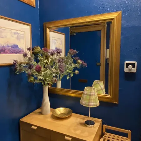 Altido Classic 3br Moments From Haymarket Station Daire