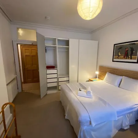 Altido Classic 3br Moments From Haymarket Station Daire *