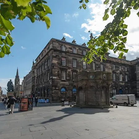 Parliament Sq 12 Royal Mile *