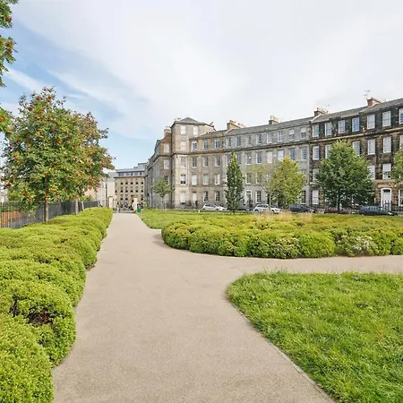 Altido Classic 3br Moments From Haymarket Station Daire