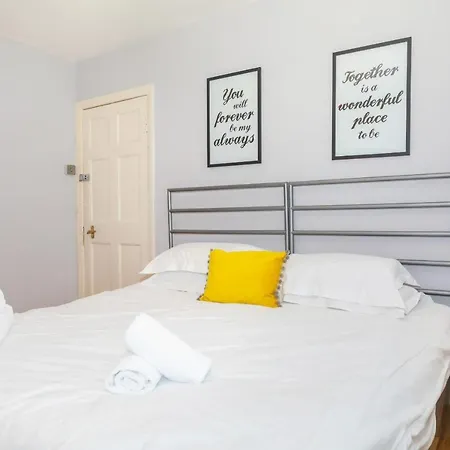 Casa de Férias Beautiful 4 Bedroom - Free Parking *