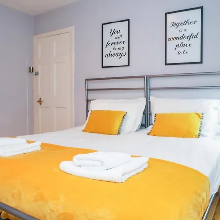 Beautiful 4 Bedroom - Free Parking Casa de Férias *