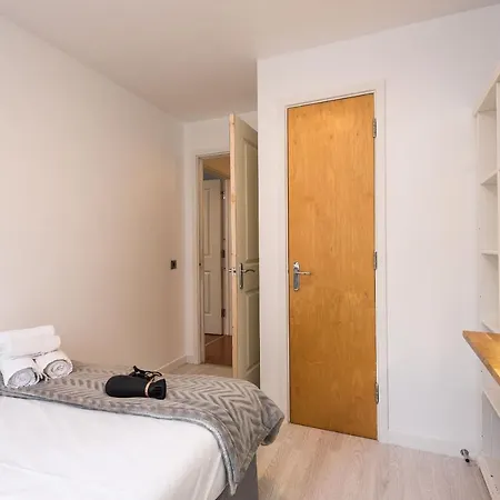 Modern Spacious 3 Bedroom Centre - Free Parking - Private Balcony Apartment Edinburgh