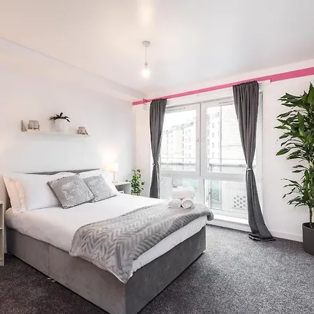 Modern Spacious 3 Bedroom Centre - Free Parking - Private Balcony *