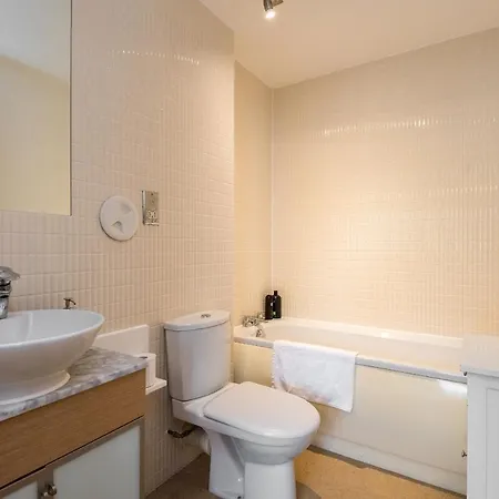 Elegant 2 Bedroom Centre - Free Parking - Private Balcony * Edimburgo