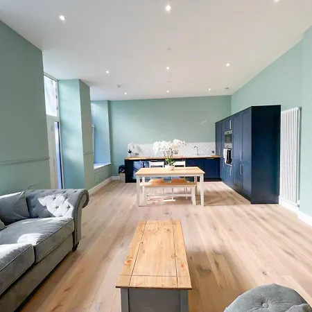 Beautiful 2br, Private Entry In Vibrant Leith