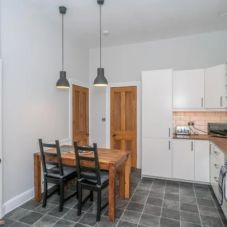 Newly Decorated Spacious 2bed Flat In Chic Area * Edimburgo