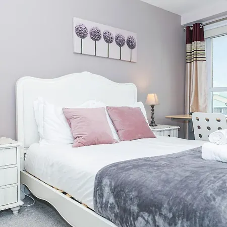 Waterfront Castle View 3 Bed Edinburgh