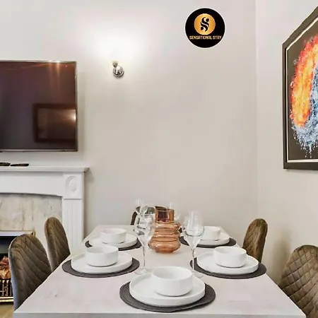 Lovely 4 Bedroom With 7 Beds And Free Parking Apartment *
