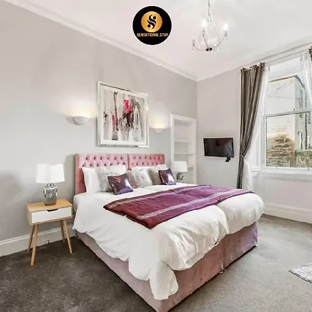 Lovely 4 Bedroom With 7 Beds And Free Parking 公寓 *